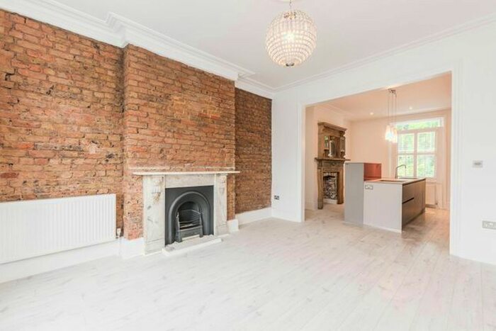 4 Bedroom Flat To Rent In Park Avenue, Alexandra Palace, London, N22