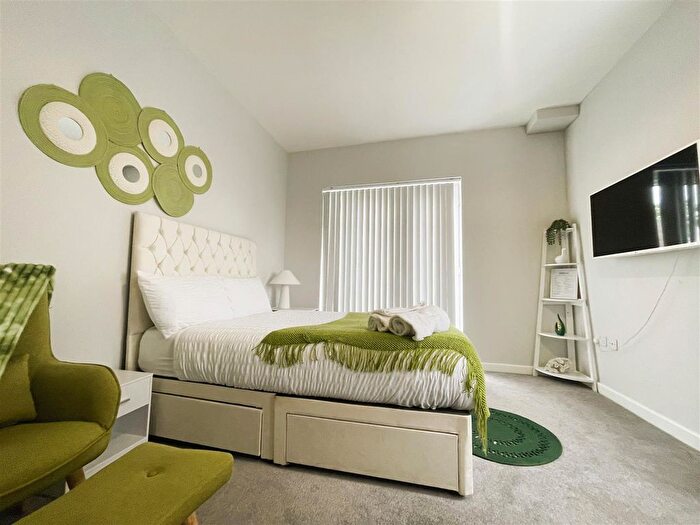 2 Bedroom Flat To Rent In North Street, Rochester, ME2