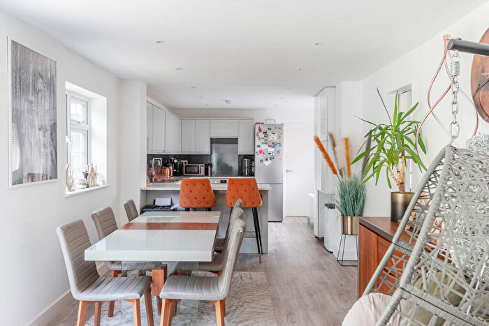 3 Bedroom Detached House For Sale In Newlands Close, Hatch End, Pinner, HA5
