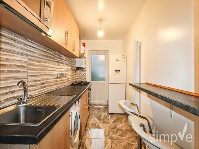 2 Bedroom Maisonette To Rent In Paddington Close, Hayes, Middlesex, UB4