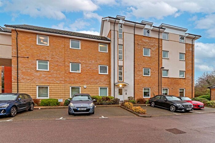 2 Bedroom Flat For Sale In Dawn Court, Bakers Close, St. Albans, AL1