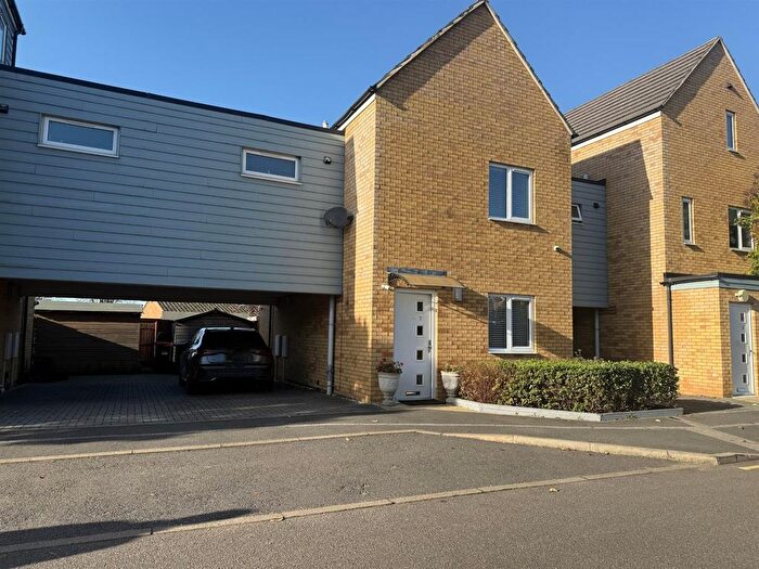 3 Bedroom Link Detached House For Sale In Browne Willis Close, Bletchley, MK2