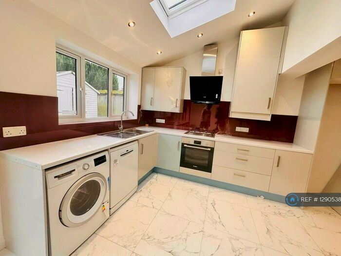 3 Bedroom Semi-Detached House To Rent In Silverdale Road, Earley, Reading, RG6