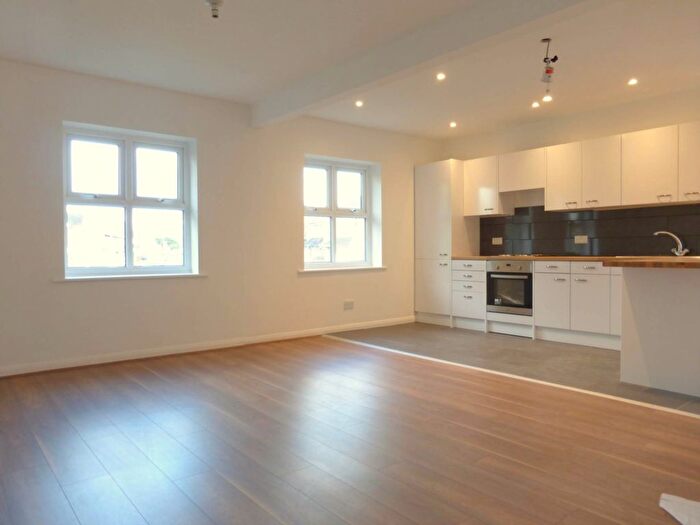 2 Bedroom Flat To Rent In Oxhey Road, Oxhey, WD19