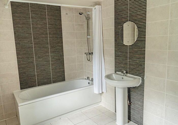 6 Bedroom Town House To Rent In Schuster Road, Manchester, M14