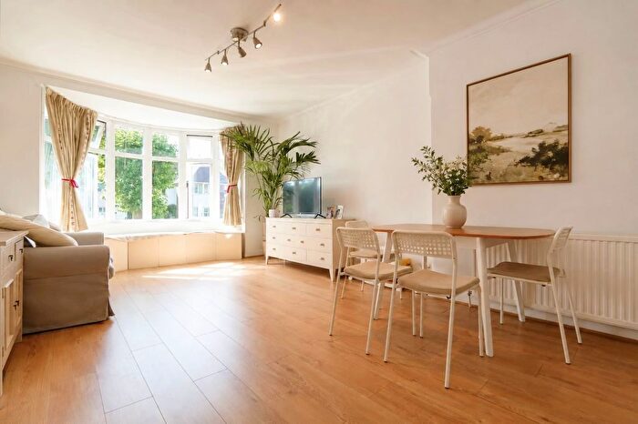 3 Bedroom Flat For Sale In Ashbourne Avenue, London, NW11