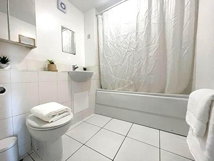 1 Bedroom Flat For Sale In High Road, Ilford, IG1