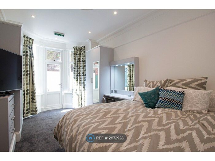 2 Bedroom Flat To Rent In Tooting Bec, London, SW17