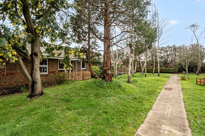 2 Bedroom Flat For Sale In Fontwell Avenue, Eastergate, PO20