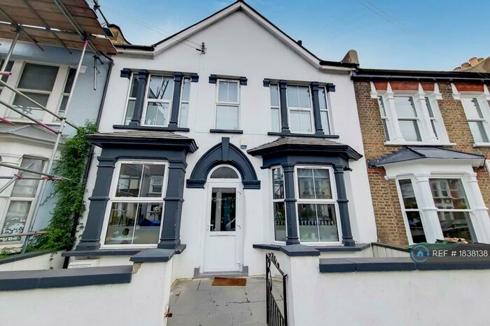 3 Bedroom Flat To Rent In Harringay Road, London, N15