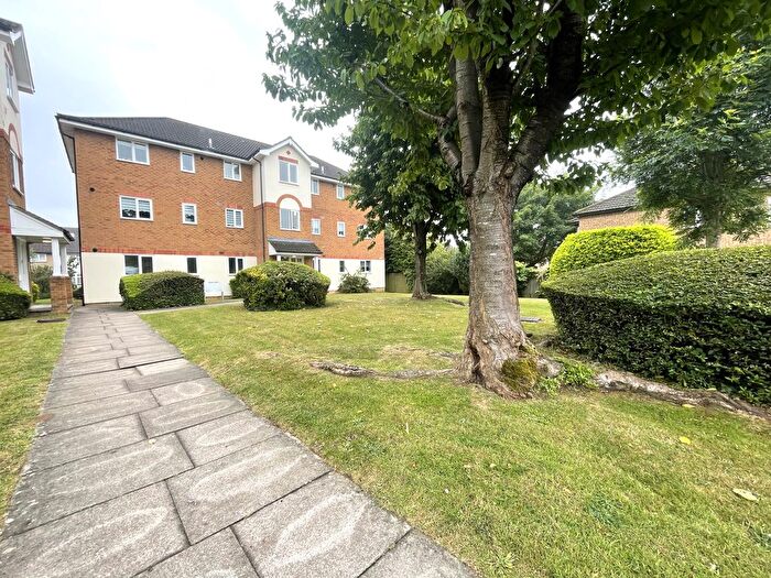 2 Bedroom Flat To Rent In Courtlands Close, Watford, WD24