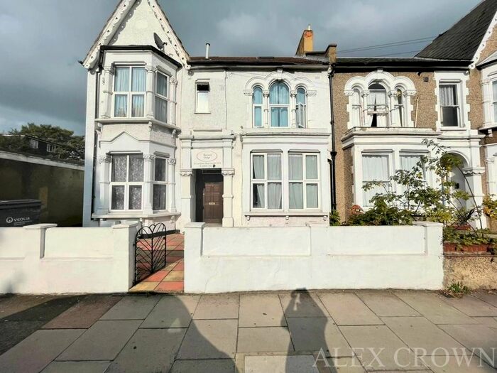 Studio To Rent In Langham Road, London, N15