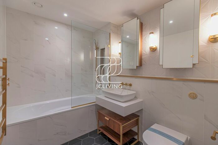 2 Bedroom Flat To Rent In Lockgate Rd, London Gb, London, SW6