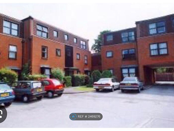 2 Bedroom Flat To Rent In Gresham Court, Brentwood, CM14