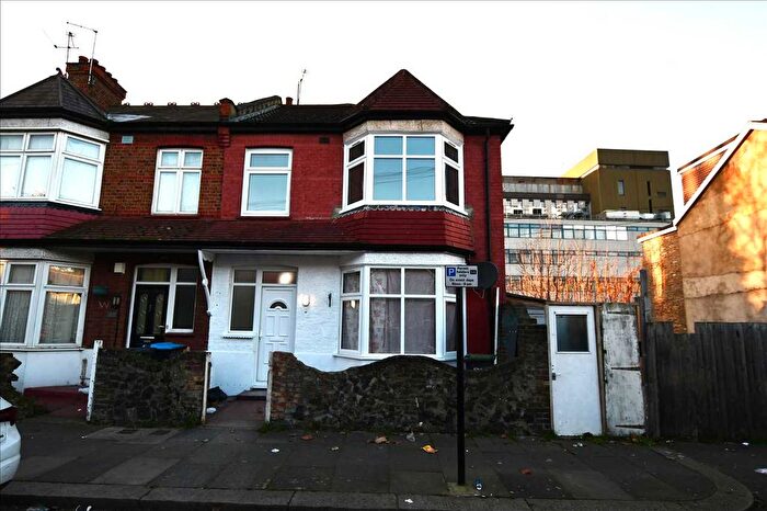 4 Bedroom Property For Sale In College Close, London, N18