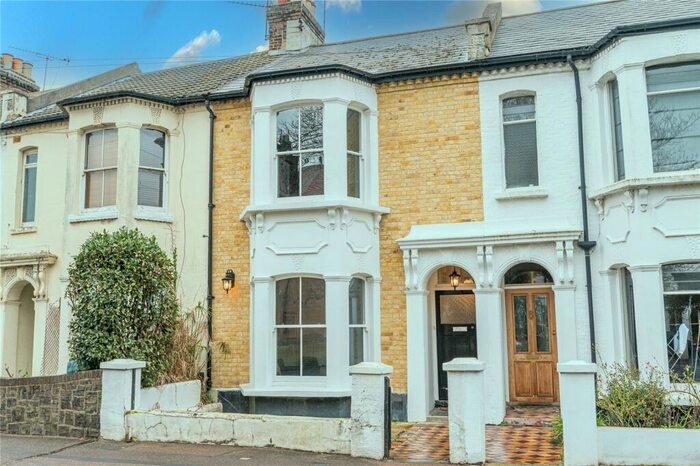 1 Bedroom Apartment To Rent In Avenue Road, Westcliff-on-Sea, Essex, SS0