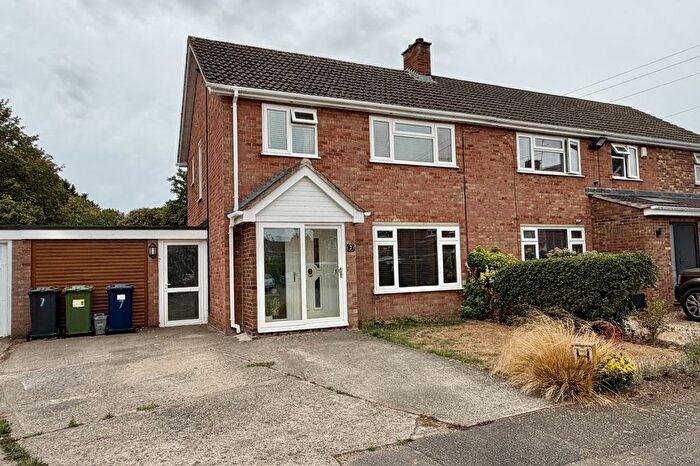 3 Bedroom Semi-detached House For Sale In York Close, Godmanchester, PE29