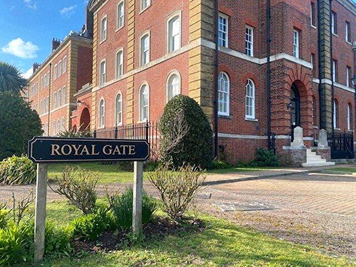 2 Bedroom Flat To Rent In Royal Gate, Southsea, Hampshire, PO4