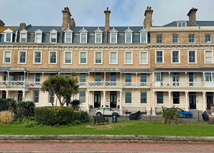 2 Bedroom Flat To Rent In Heene Terrace, Worthing, BN11