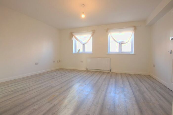 2 Bedroom Flat To Rent In Greenwood Avenue, Enfield, EN3