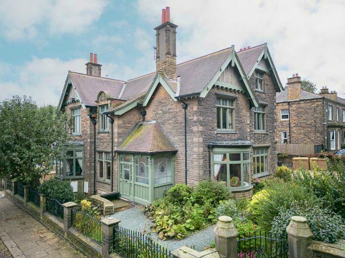 3 Bedroom Flat To Rent In Cranbourne, St. Andrews Avenue, Morley, LS27