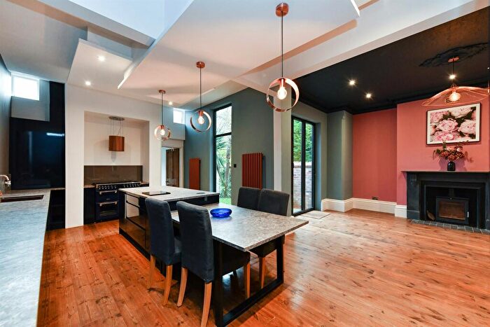 5 Bedroom Semi-Detached House To Rent In Hamilton Drive, NG7