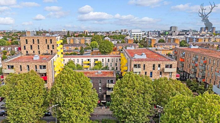 2 Bedroom Apartment To Rent In Trafalgar Gardens, Stepney Green, E1