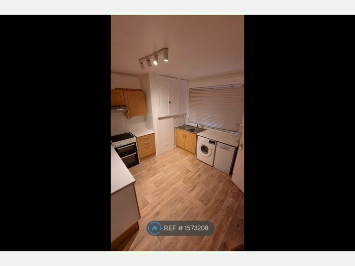 3 Bedroom Flat To Rent In Comins House, London, SW4
