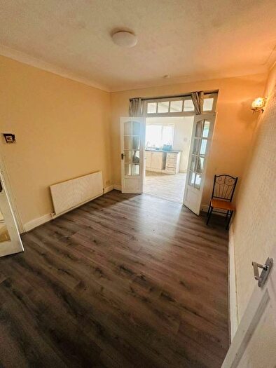 4 Bedroom Semi-Detached House To Rent In Baron Gardens, Ilford, IG6