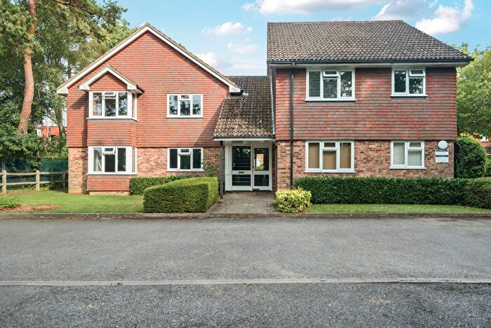 1 Bedroom Flat For Sale In Trimmers Field, Menin Way, Farnham, GU9