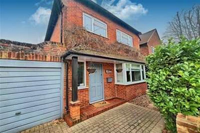 3 Bedroom Detached House To Rent In Farncombe, GU7
