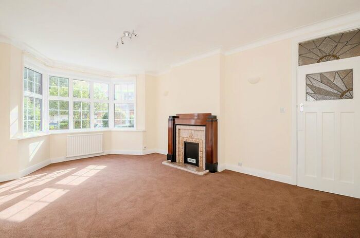 2 Bedroom Flat To Rent In Leigham Avenue, London, SW16