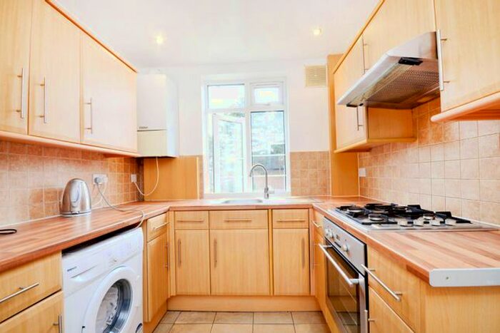3 Bedroom Flat To Rent In Thornbury Court, Isleworth, TW7