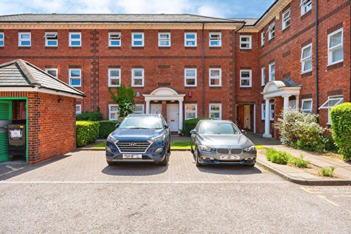 3 Bedroom Maisonette For Sale In Ashburnham Road, Bedford, MK40