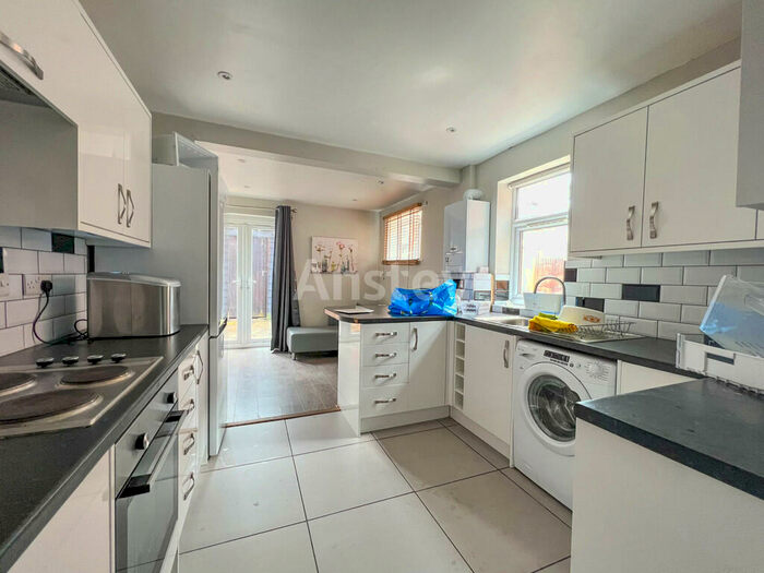 5 Bedroom Semi-Detached House To Rent In Coventry Road, Southampton, SO15