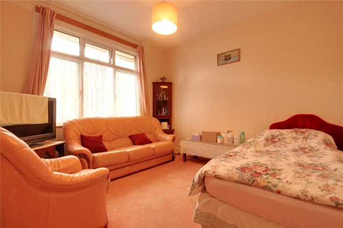 3 Bedroom End Of Terrace House For Sale In Holtwhites Hill, Enfield, EN2