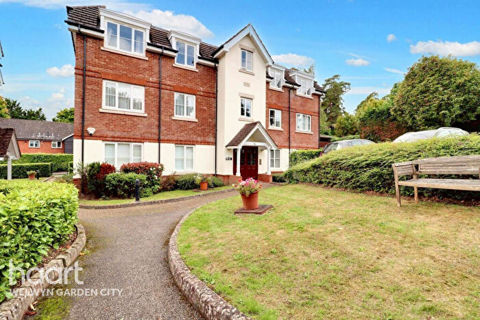 2 Bedroom Apartment For Sale In Canonsfield Road, Welwyn, AL6