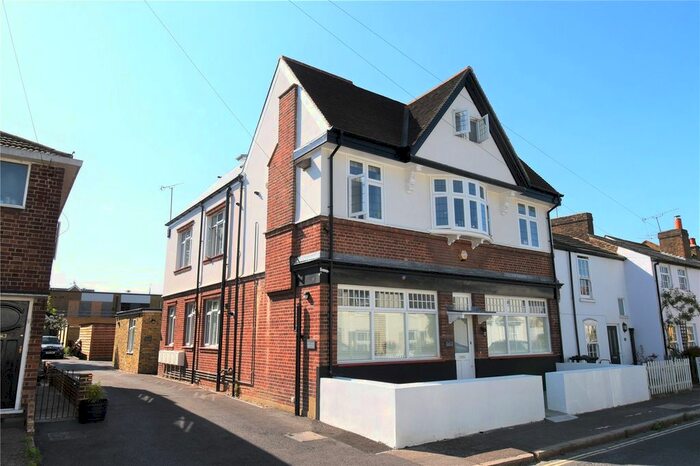 1 Bedroom Flat To Rent In Second Cross Road, Twickenham, UK TW2