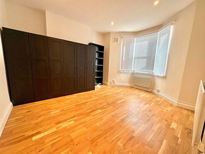 1 Bedroom Flat To Rent In Curwen Road, London, W12