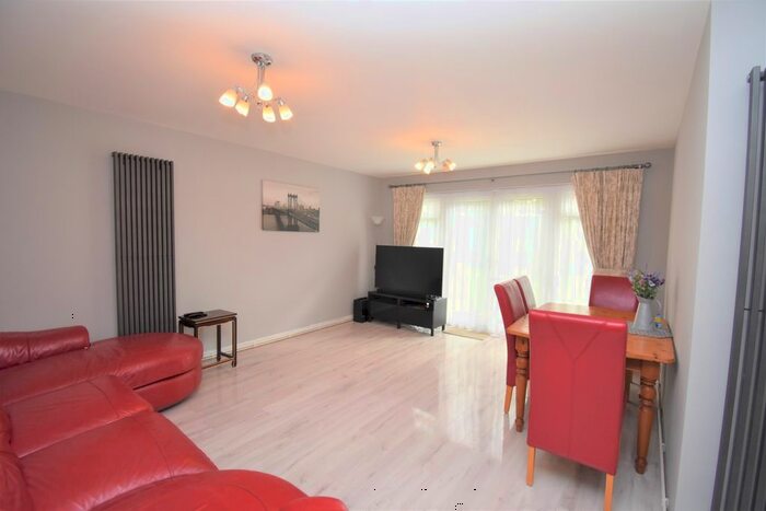 3 Bedroom Flat To Rent In Granville Road, Sidcup, DA14