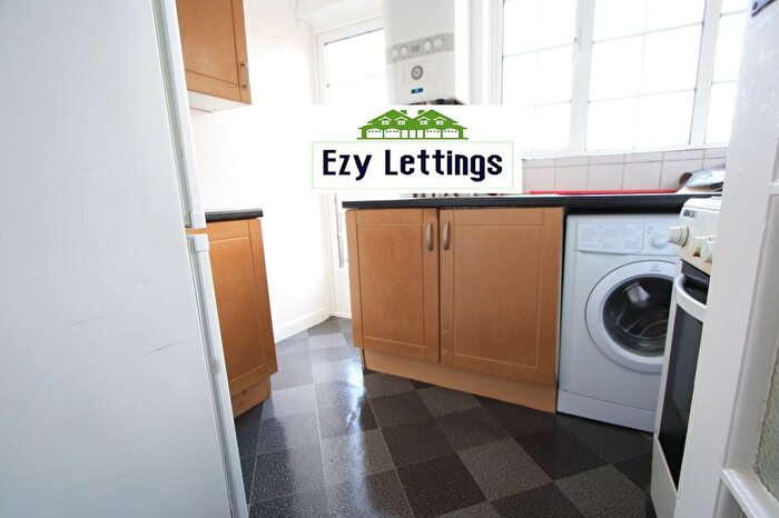 3 Bedroom Flat To Rent In Leigham Avenue, London, SW16