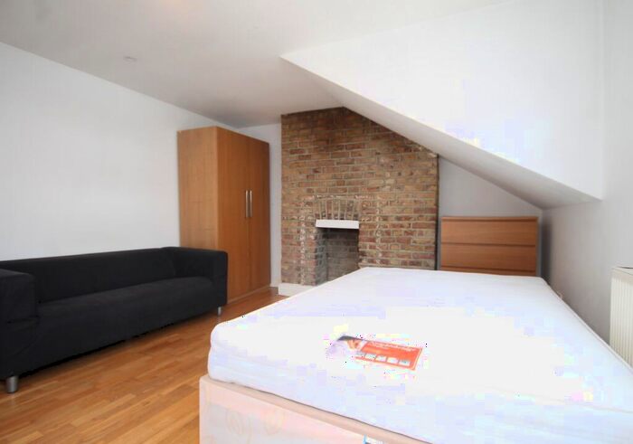 3 Bedroom Flat To Rent In Mayes Road, Wood Green, N22