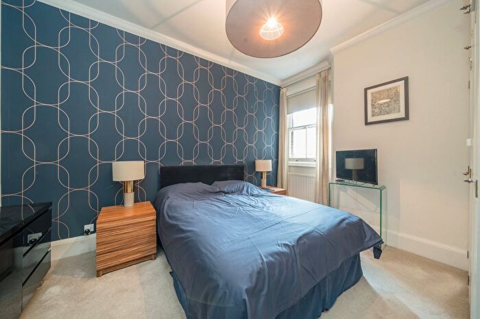 2 Bedroom Flat For Sale In Haarlem Road, London, W14