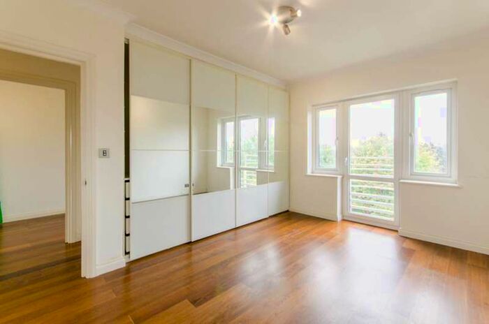 2 Bedroom Flat To Rent In Torrington Park, North Finchley, N12