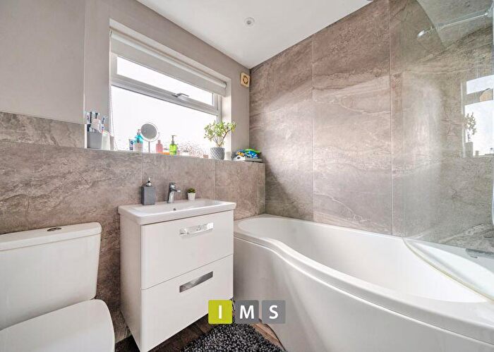 5 Bedroom Detached House For Sale In Merlin Way, Bicester, OX26
