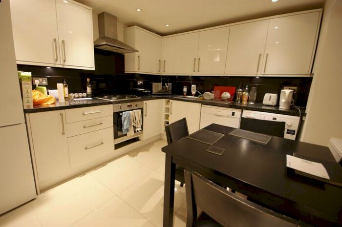4 Bedroom Maisonette To Rent In York Way, Camden, N7