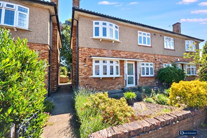 2 Bedroom Maisonette For Sale In Chalforde Gardens, Gidea Park, Romford, RM2