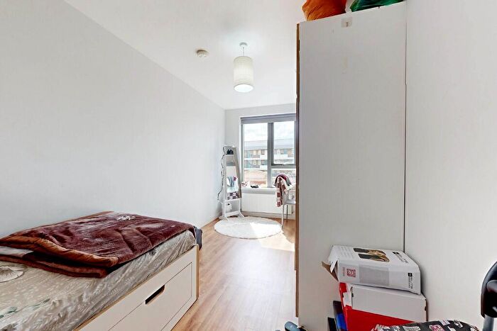 1 Bedroom Flat To Rent In Mile End Road, London, E1