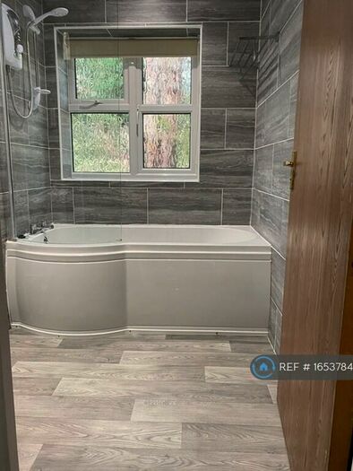 2 Bedroom Flat To Rent In Sheppards Close, Newport Pagnell, MK16