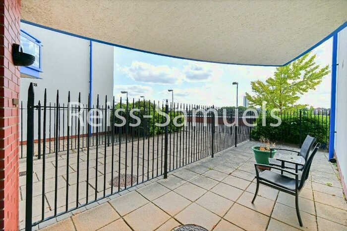 3 Bedroom Flat To Rent In Nova Building, Newton Place, Canary Wharf London, E14